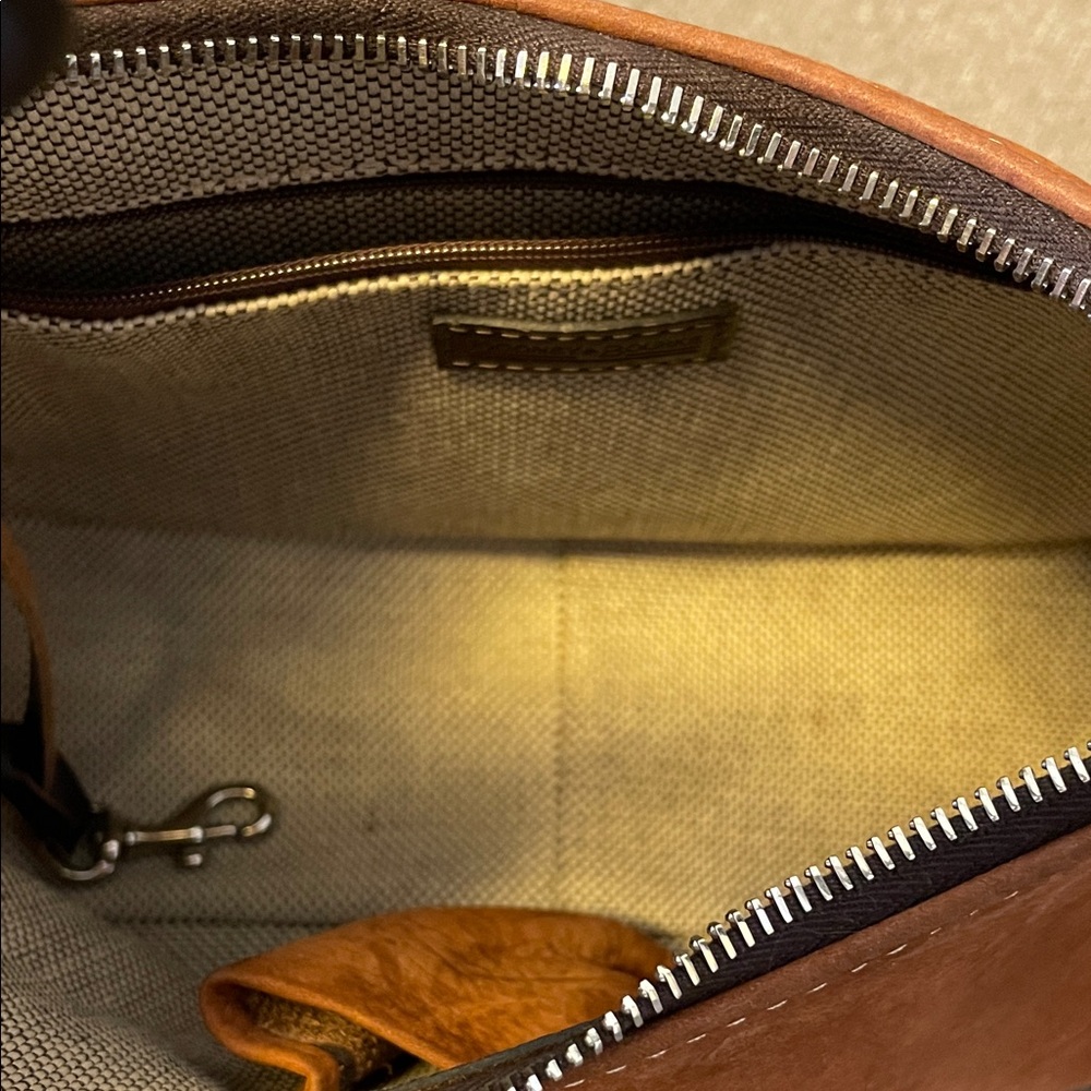 Dooney & Bourke Vintage 1975 Tan and Brown Leather Shoulder Bag - Picture 7 of 7